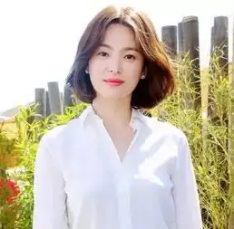 女人味中分短发烫发发型图片