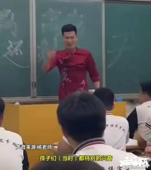 纷争开始了男老师穿旗袍为高考学生打气