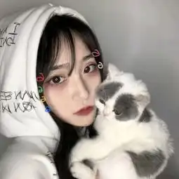 抱着宠物猫或狗狗的女生头像可爱气质女生带萌宠图片