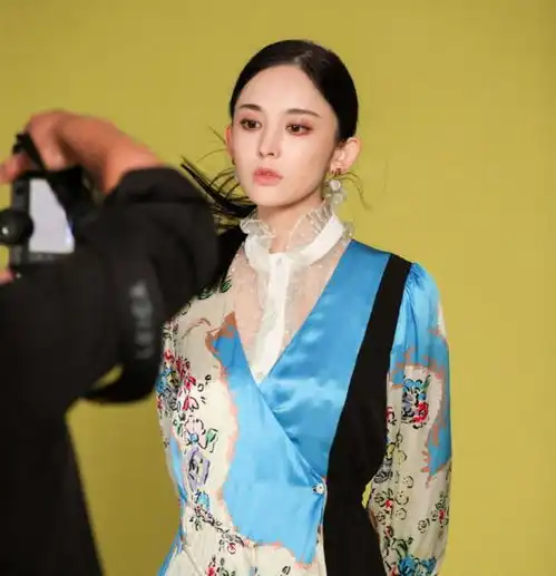 古力娜扎靠生图上热搜,脸蛋超小肩膀却亮了,演完唐朝美人后遗症