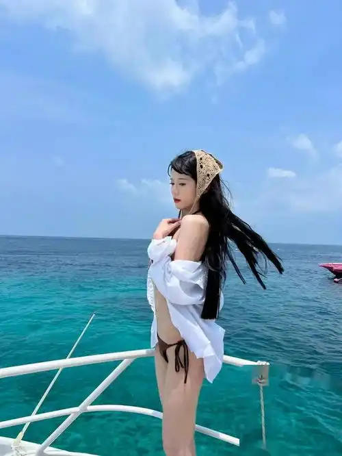 美呆了波涛中的风情比基尼美女与海上游艇的激情相遇