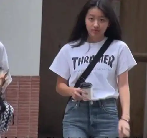 陈奕迅老婆开新店,15岁女儿比徐濠萦美,对镜头十分害羞