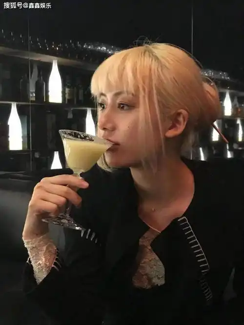 李诞的媳妇有多绝黑尾酱拍照染金发露纹身,这才叫人间芭比