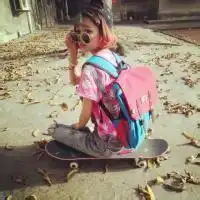 qq头像背着书包戴了帽子的所有女生头像