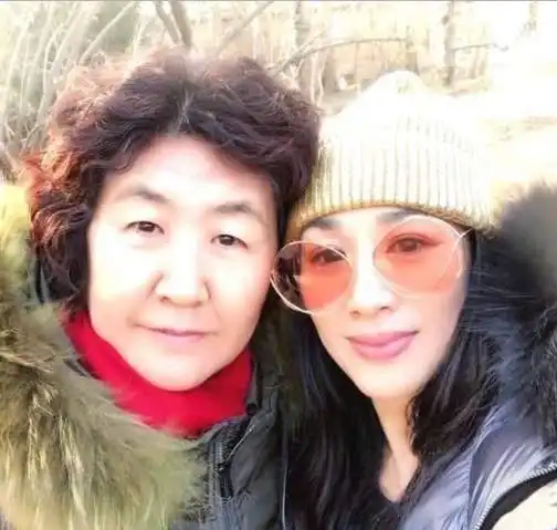 钟丽缇一家四口合影,穿红裙身材丰满火辣,张伦硕的脸引起热议