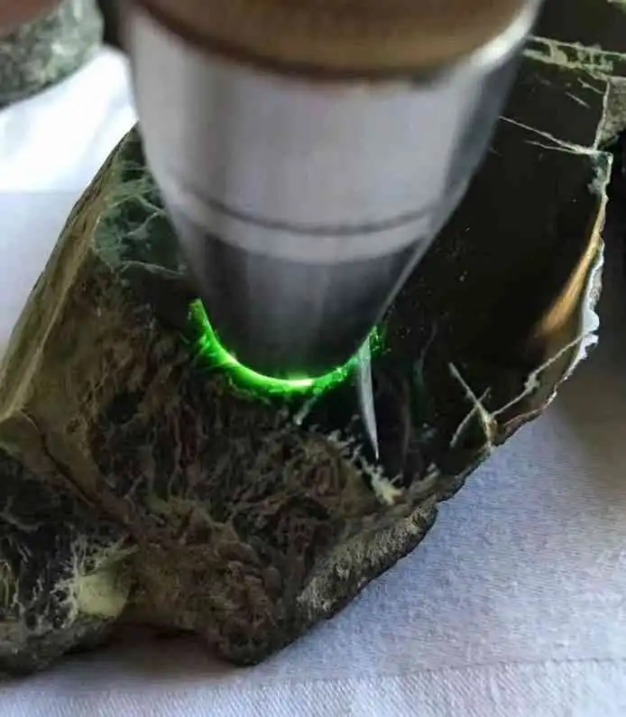 美女失恋后心碎迷茫,路过任性买了块翡翠原石,没想到也碎得一塌糊涂