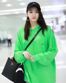 172cm关晓彤与167cm杨幂,都穿打底裤出门,不是腿长就能赢