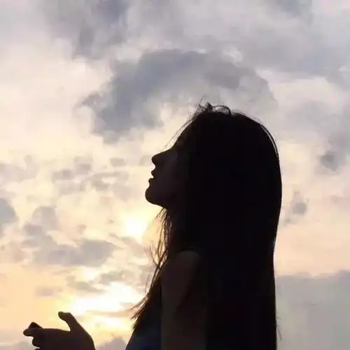 女生头像黑白侧脸短发情