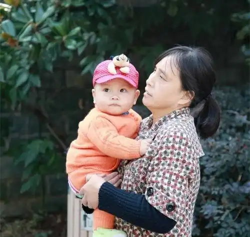 啃老啃的无声无息,还被邻居当作孝顺,老人要提防儿女这样做