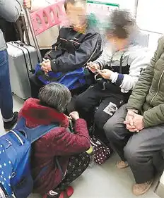美女见老人特意让座,她却选择孙子请坐,自己蹲着