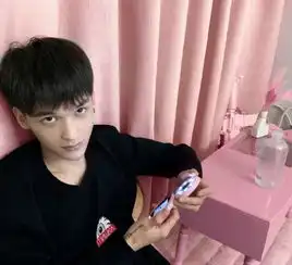 毛宸宸玩弄杨清柠口红,看到这幕后,女粉实名制羡慕
