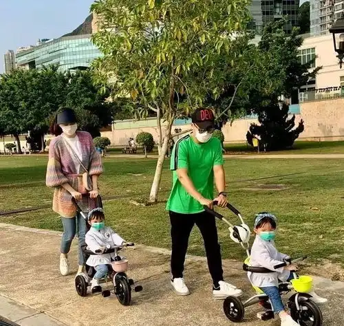 熊黛林祖孙三代游玩,她打扮时髦还像单身,娘家妈朴素婆婆阔气