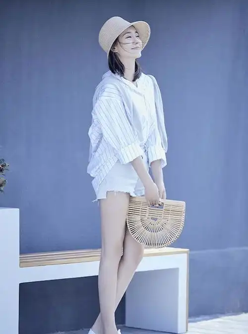 美女气质清新出尘,一身休闲装,美得让人窒息