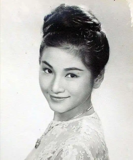 75岁郑佩佩祖孙三代同框,头发花白笑得好开心,母女长得一模一样