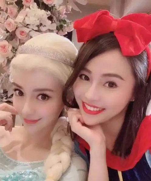 为扮好艾莎公主,baby穿上透光蓝裙,扭胯瞬间是个人都迷