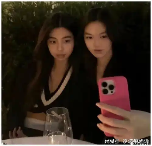 父母各自洒脱,李嫣一人在国外留学很自在,16岁颜值气质出众