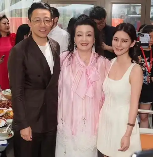 汪小菲43岁生日,与娇妻一起切蛋糕秀恩爱,马筱梅投喂婆婆好孝顺