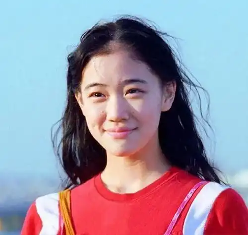 头像穿绿衣服小女孩托腮