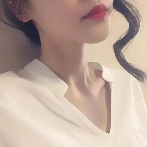 真人头像女生露锁骨出落