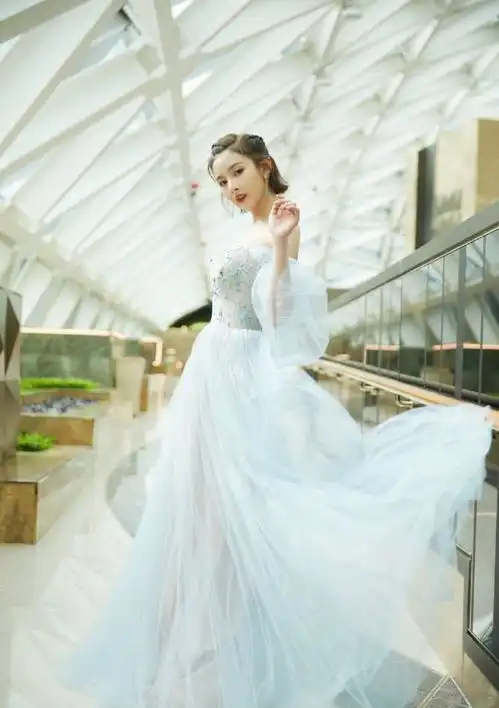 宋祖儿又来秀腿了,一袭水红色薄纱层叠裙,温柔元气美少女