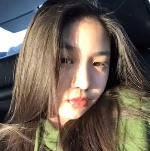 这是汪峰女儿16岁小苹果大秀美照,超模颜值配吊带裙青春正好