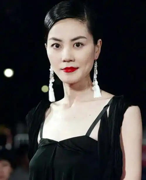 王菲谢霆锋高调秀恩爱机场再度公开牵手,网友姐弟恋真香