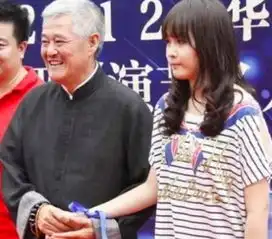 赵本山龙凤胎罕见同框,兄妹俩互动哥哥害羞妹妹热情