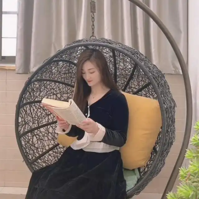 陈亚男曝光居家照戴卡通发卡少女范十足,包饺子却被长指甲抢镜