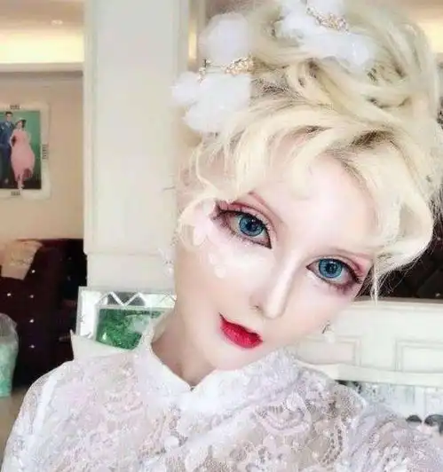真人芭比迪丽拉为证明没整容,直播卸妆,素颜堪称车祸现场
