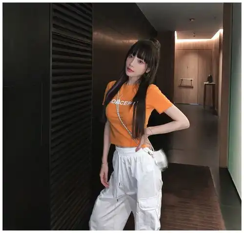 李小璐染紫色头发,扎高丸子头秀小蛮腰,抿嘴笑满满少女感