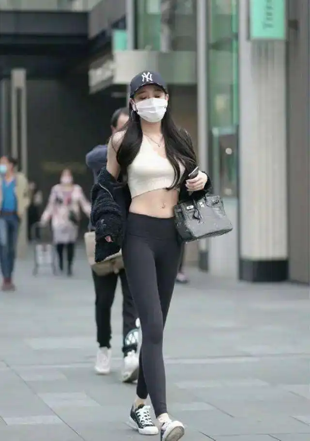 气质女生都爱的打底裤,舒适又彰显个性,帮你美出专属的风采