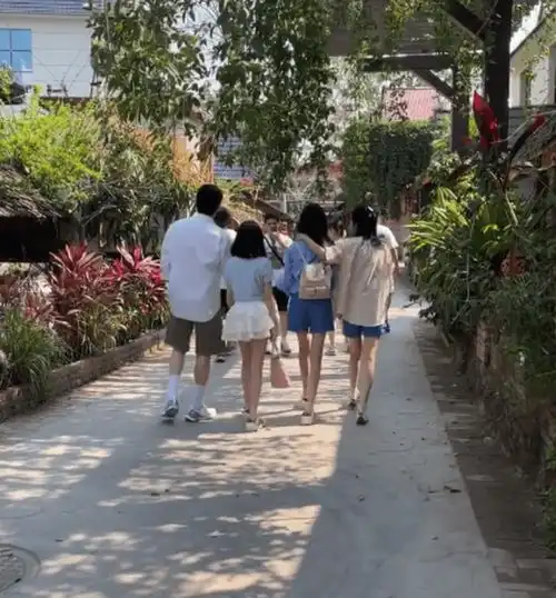 陆毅鲍蕾一家四口现身西双版纳两个女儿亭亭玉立大长腿瞩目