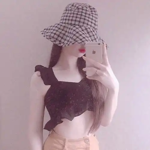 帽檐遮眼自拍照