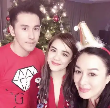 贾静雯晒一家四口,前夫女儿出镜,圈内几对老妻少夫还都挺和睦