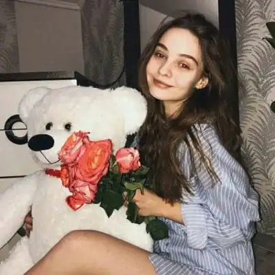 侧脸唯美带花欧美女生头像