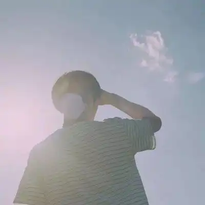qq头像阳光暖男背影
