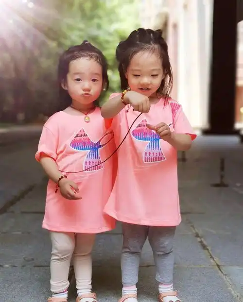 杨威晒双胞胎女儿近照,欢欢乐乐穿姐妹装出镜,妹妹比姐姐高一截