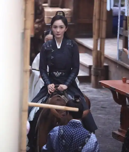 斛珠夫人路透杨幂男装造型飒爽女装娇羞可爱