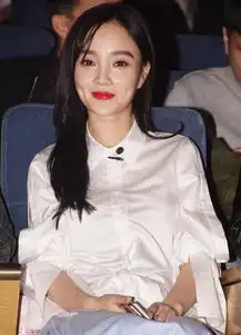 李小璐红唇妖艳似少女和老艺术家探讨演技