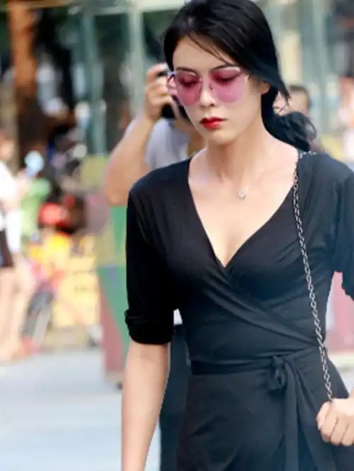时尚街拍,如果你是腿控的话,你给最后一对姐妹花打几分