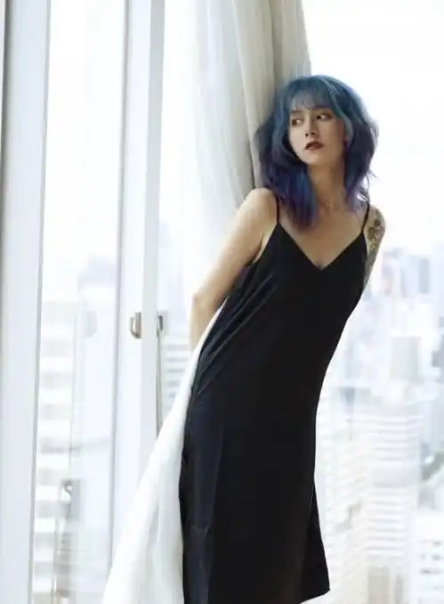 李诞老婆黑尾酱跌落神坛,染怪异发色又纹身,怎么怪异怎么来