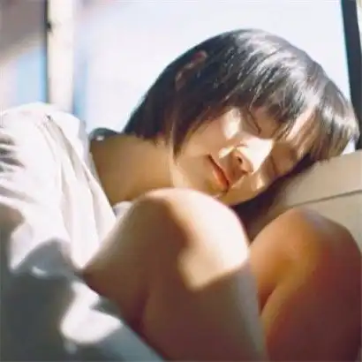 qq女生短发头像唯美,对待生活要活泼开心