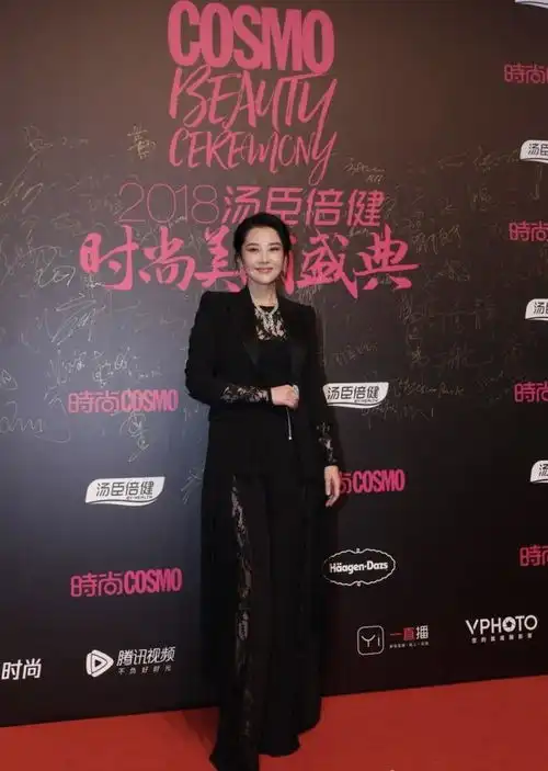 许晴52岁了,反而散发出满满的女性魅力,宽松上衣配牛仔裤超洋气