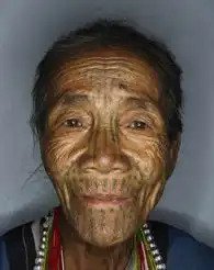 缅甸美女村老妪为免侵犯全脸刺