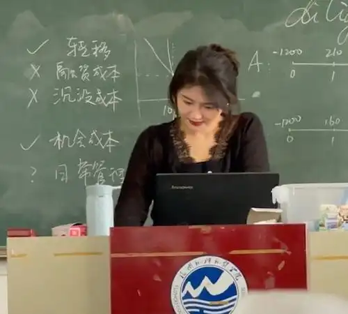 福建一大学老师因颜值走红,像极了港风气质美女,学生老师温柔又漂亮,人也非常好