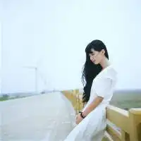 qq头像女生短发戴圆眼镜海边唯美意境女生头像据说小时候丑的长大是美女
