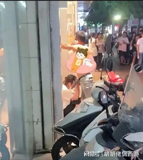 恋爱脑毁三观福建一对情侣秀恩爱,引路人围观