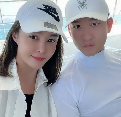 曹云金女友删光恩爱动态,发文透露伤感心态,官宣或许是为洗白