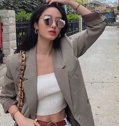 眼里有光唇间有火,氛围感美女才是真绝了,馋她们的颜