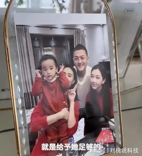 李亚鹏妻子晒全家福,李嫣温馨同框,海哈金喜称和嫣儿是好姐妹